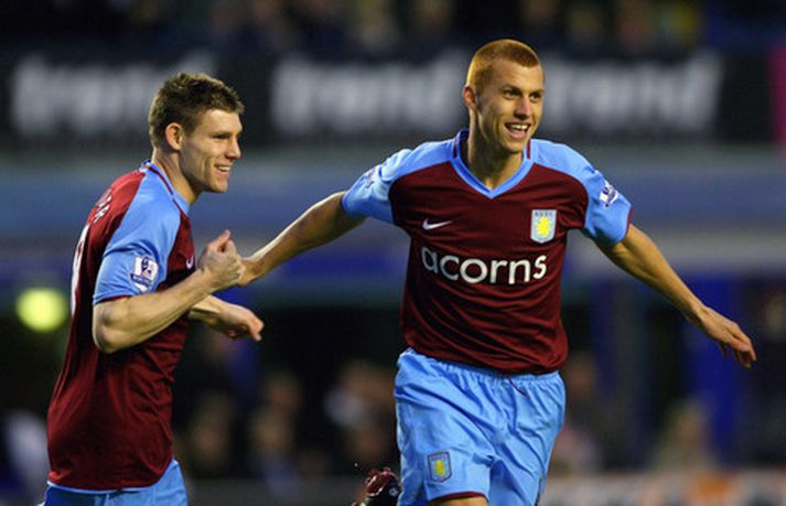 Steve Sidwell fagnar marki sínu í upphafi leiksins.