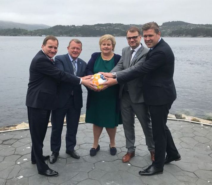 Stefan Löfven, forsætisráðherra Svíþjóðar, Lars Løkke Rasmussen, forsætisráðherra Danmerkur, Erna Solberg, forsætisráðherra Noregs, Juha Sipilä, forsætisráðherra Finnlands og Bjarni Benediktsson, forsætisráðherra Íslands, handleika knöttinn í Bergen.