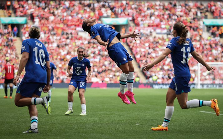 Sam Kerr fagnar sigurmarki sínu fyrir Chelsea í bikarúrslitaleiknum á móti Manchester United á Wembley.