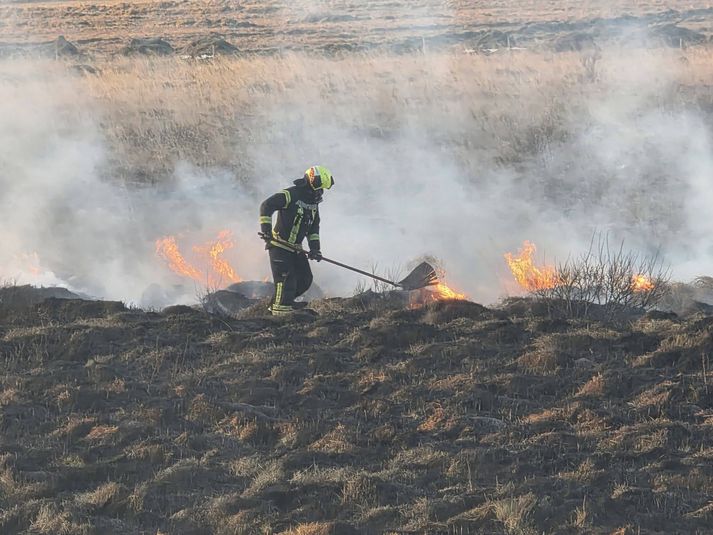 Slökkviliðsmenn hjá Brunavörnum Árnessýslu berjast við sinueld sunnan við Selfoss.