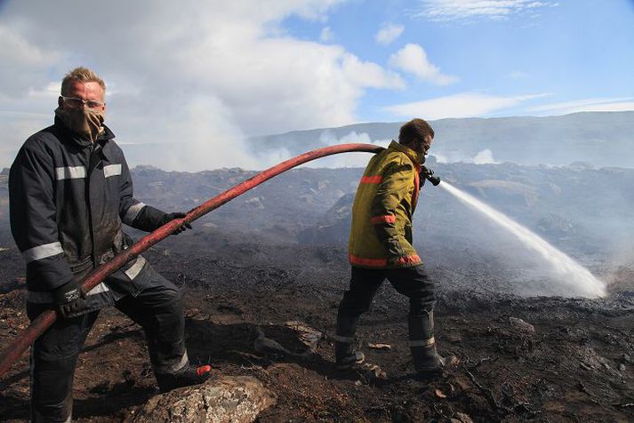 Slökkviliðsmenn hafa barist við eldana í meira en viku. Rigningar og logn hjálpuðu mikið við slökkvistarf um helgina.mynd/Hafþór Gunnarsson