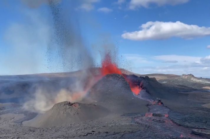 Gígurinn þeytir glóandi gjallinu hátt til himins. Myndin var tekin í gær, 9. maí.