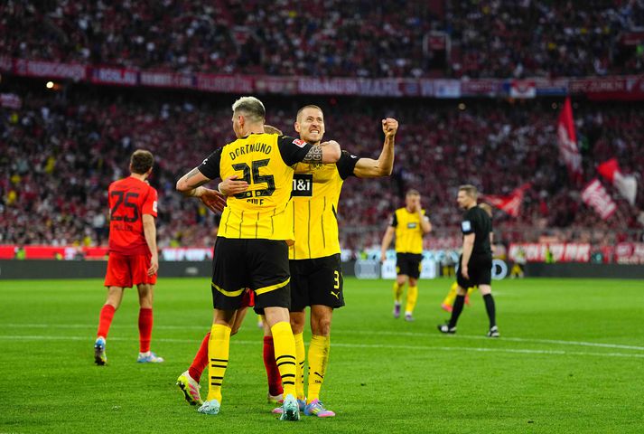 Waldemar Anton skoraði sitt fyrsta mark fyrir Dortmund til að tryggja 2-2 jafntefli. 