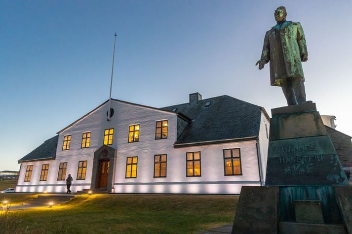 Í lok ágúst nam eign erlendra fjárfesta í ríkisbréfum um 51 milljarði, eða sem jafngildir um 5,4 prósentum af öllum útgefnum slíkum bréfum ríkissjóðs í krónum, og hefur sú hlutdeild haldist óbreytt um langt skeið.