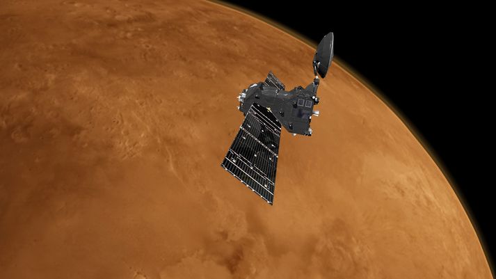Teiknuð mynd af Trace gas Orbiter á braut yfir Mars.