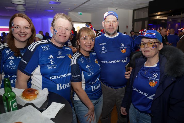 Það mæta allir bláir í stúkuna í dag. Eins og venjulega.