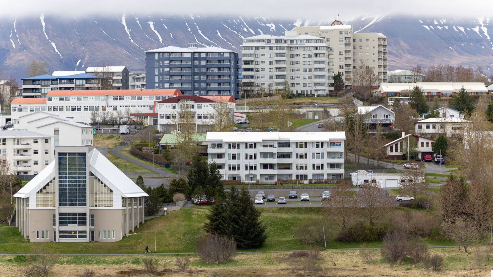 Barn missti með­vitund eftir á­rekstur á skóla­lóð