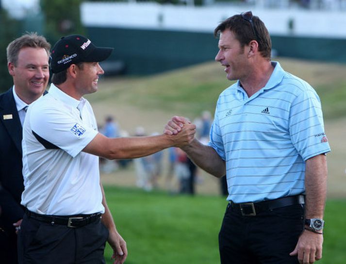Nick Faldo óskar hér Harrington til hamingju með sigurinn.