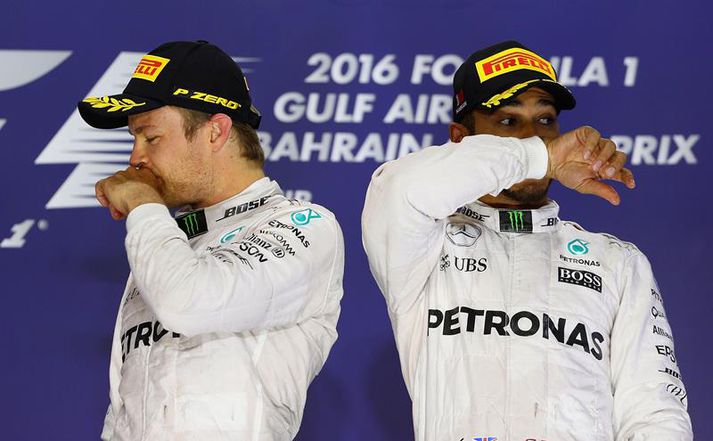Rosberg, til vinstri, vildi skipta reikningnum sem Hamilton fannst kjánalegt.