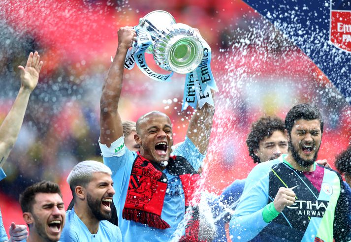 Kompany lyftir enska bikarnum eftir sigurinn á Watford á Wembley í gær.