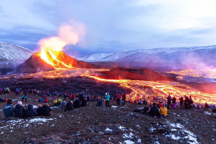 Margir hafa lagt leið sína að eldgosinu í Geldingadölum á Reykjanesi undanfarna daga.