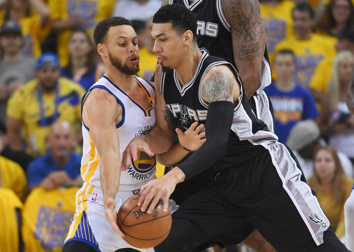 Danny Green sækir að Steph Curry í leik San Antonio og Golden State á sunnudagskvöld.