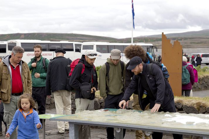 Ferðamenn við Hakið á Þingvöllum.