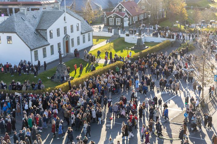 Lögreglan fylgdist með parinu ganga um miðbæinn sama dag og kvennaverkfallið fór fram.