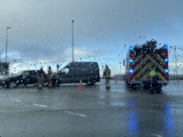 Slökkviliðið er með dælubíl á vettvangi.