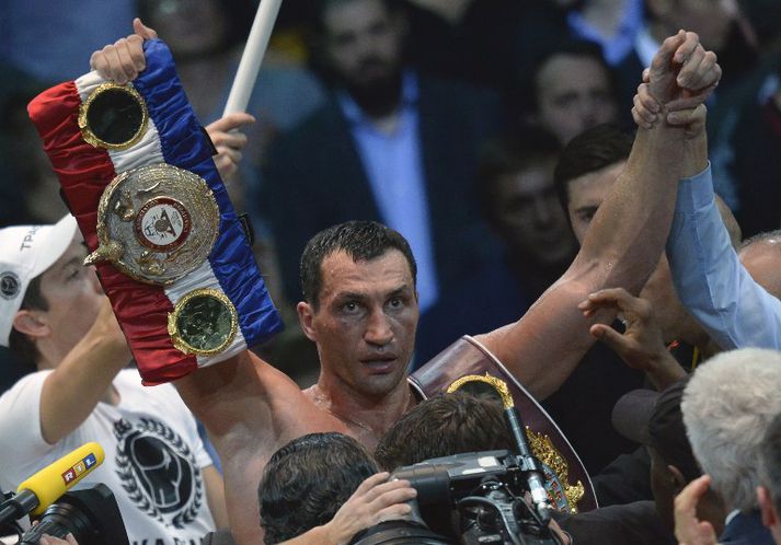 Klitschko fagnar sigri sínum í Moskvu í kvöld.