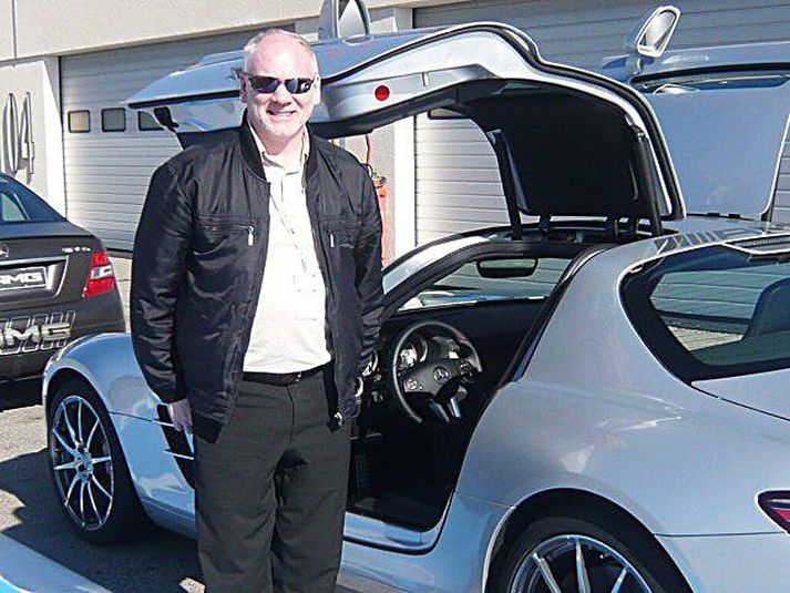 Hjálmar Jónsson dómkirkjuprestur tók sig vel út í kringum glæsilega sportbíla frá Mercedes Benz og fékk að reynsluaka einum slíkum. Hann segir það hafa verið einstaka reynslu.
