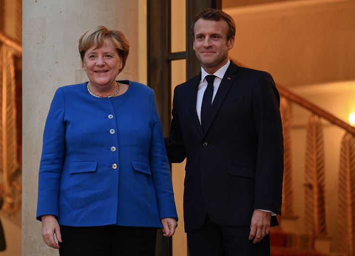 Angela Merkel og Emmanuel Macron í París í gær.