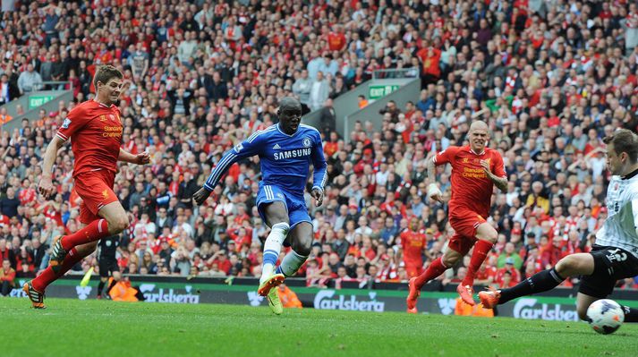 Demba Ba skorar hjá Liverpool á Anfield í apríllok 2014 eftir skelfileg mistök Steven Gerrard.