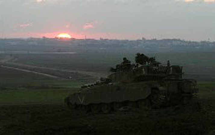 Ísraelskir hermenn fylgjast með Gaza svæðinu.