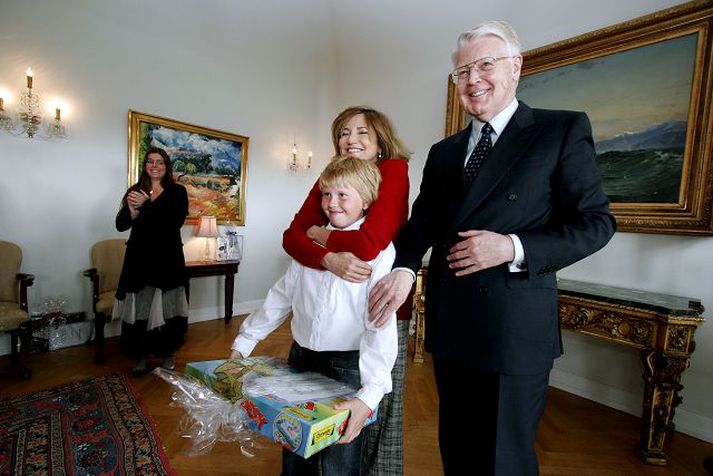 Ánægður með verðlaunin Dorrit Moussaieff faðmar Darra Snæ Nökkvason, sennilegast undir áhrifum frá krúttlegri mynd unga listamannsins sem hann var verðlaunaður fyrir á Bessastöðum í gær. Ólafur Ragnar Grímsson forseti afhenti verðlaunin og brosir þarna breitt.