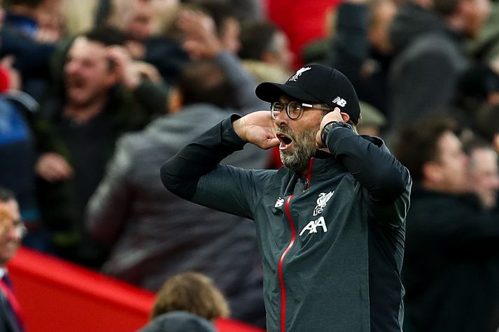 Klopp fagnar sigrinum gegn Leicester.