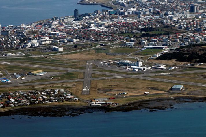 Þirðja braut Reykjavíkurflugvallar hefur verið lokuð á löngum köflum í sumar því hún hefur verið notuð sem flugvélarstæði fyrir einkaþotur.