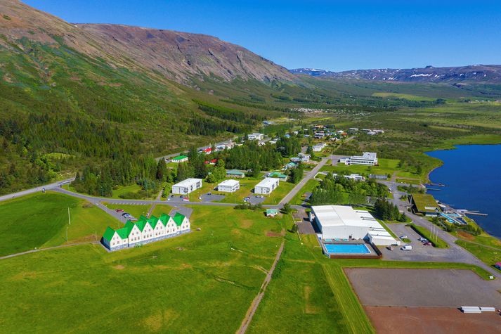 Sundlauginni og íþróttahúsinu á Laugarvatni var lokað framan af viku vegna smitsins en nemendur nýttu aðstöðuna í dansbúðunum. Starfsfólk reyndist ekki smitað af Covid-19.