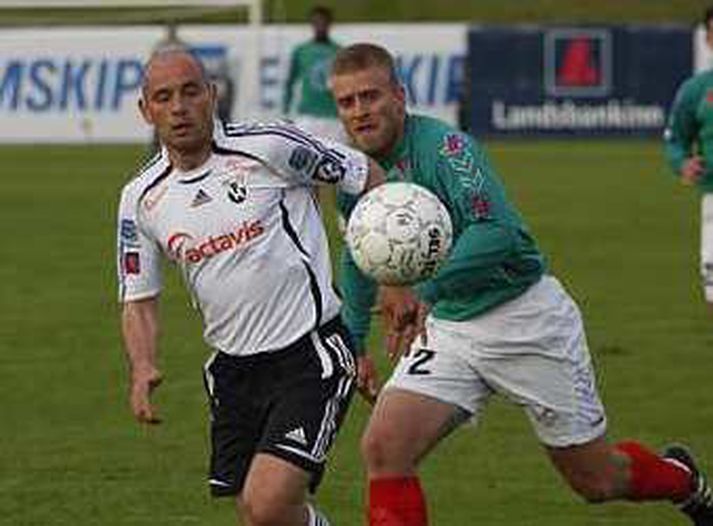 Tryggvi Guðmundsson er hér á fullri ferð í leik FH og Breiðabliks í kvöld