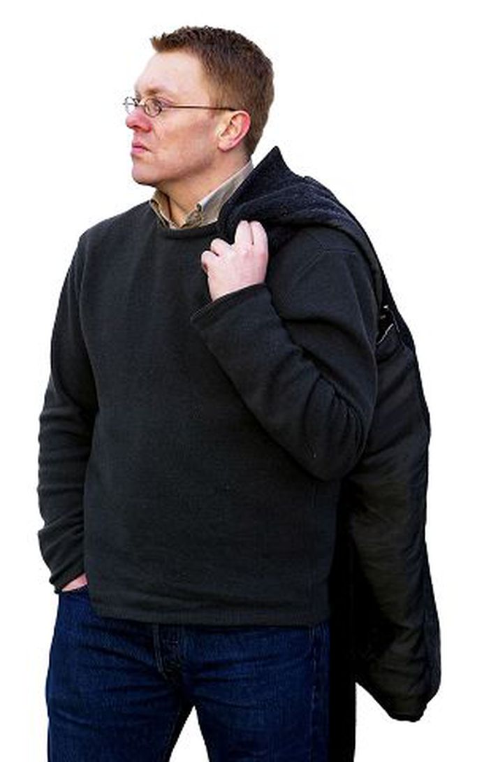 Jón Gnarr skoðar Dúfnaveislu Halldórs Laxness á sunnudag.