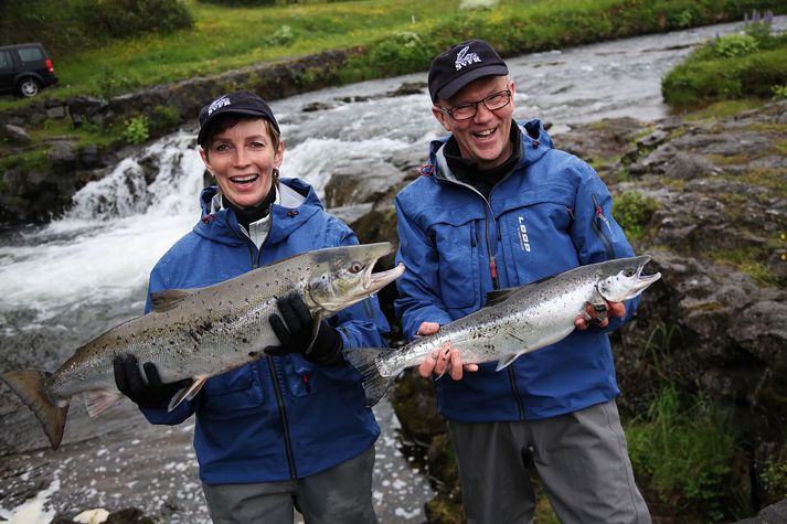 Hjónin Karólína Inga Guðlaugsdóttir og Reinhard Reinhardsson með laxana sem þau veiddu í morgun.