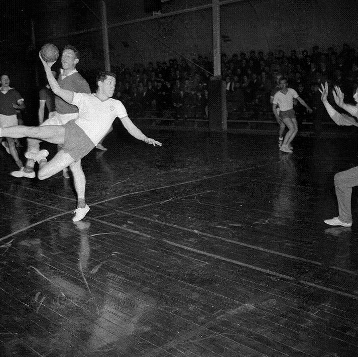 13-11 sigur á Rúmenum
Magdeburg, 1. mars 1958
Þjálfari: Hallsteinn Hinriksson
Mikilvægi: Fyrsti sigurleikur Íslands á stórmóti.
Hetja leiksins: Ragnar Jónsson. Skoraði fimm mörk og fór síðan í markið í lokin þegar markvörðurinn Guðjón Ólafsson var rekinn af velli. Ragnar hélt hreinu síðustu mínúturnar.
Markahæstir: Ragnar Jónsson 5 og Gunnlaugur Hjálmarsson 4.
 Frammistaða íslenzka liðsins hefur vakið óskipta athygli því á daginn hefur komið að liðið á fullt erindi til slíkrar keppni. Það reyndist fært um að standa stærri þjóðum sem hafa fullkomnar aðstæður til iðkunar íþróttarinnar á sporði,“ sagði í frétt um leikinn í Morgunblaðinu.