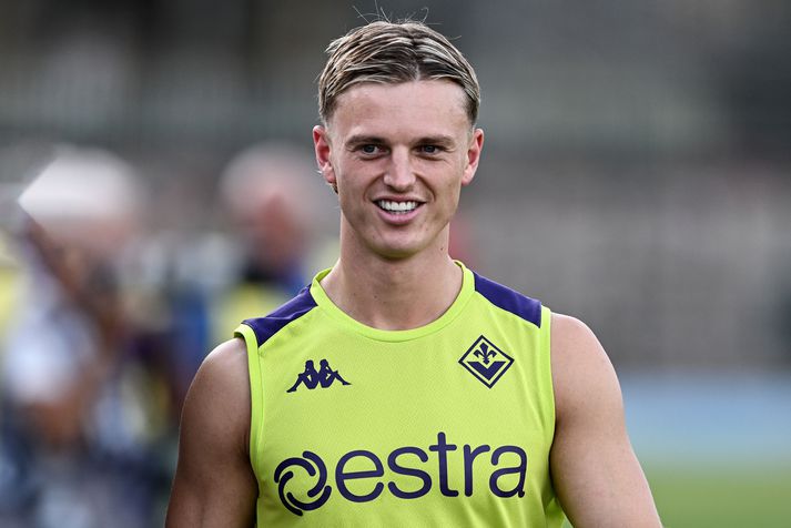 Albert Guðmundsson á stoðsendingu fyrir Fiorentina á móti Manchester United á Old Trafford í dag.