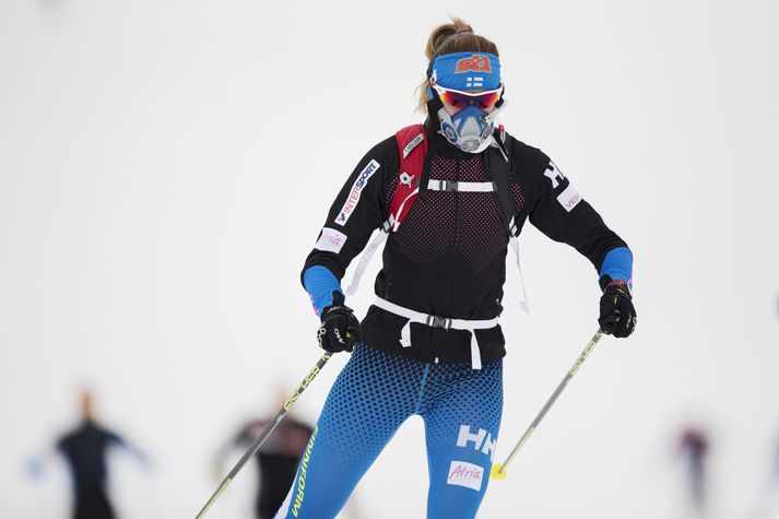 Skíðakona með súrefnisgrímu á æfingu með finnska skíðalandsliðinu.