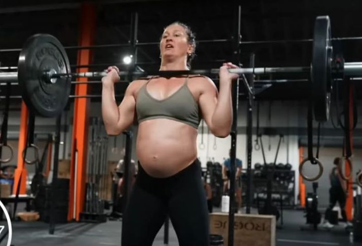 Tia-Clair Toomey hefur verið yfirburðarkona í CrossFit í sex ár og hún er enn öflug þrátt fyrir að vera komin langt á leið með sitt fyrsta barn.