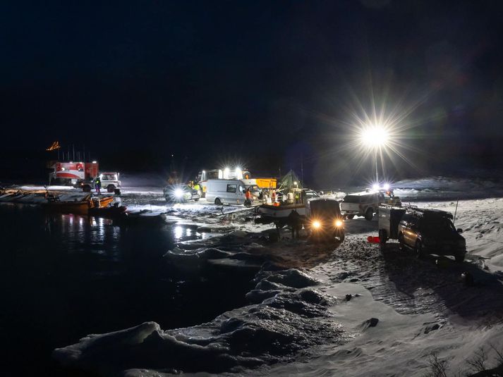 Leit verður haldið áfram inn í kvöldið þrátt fyrir niðamyrkur.