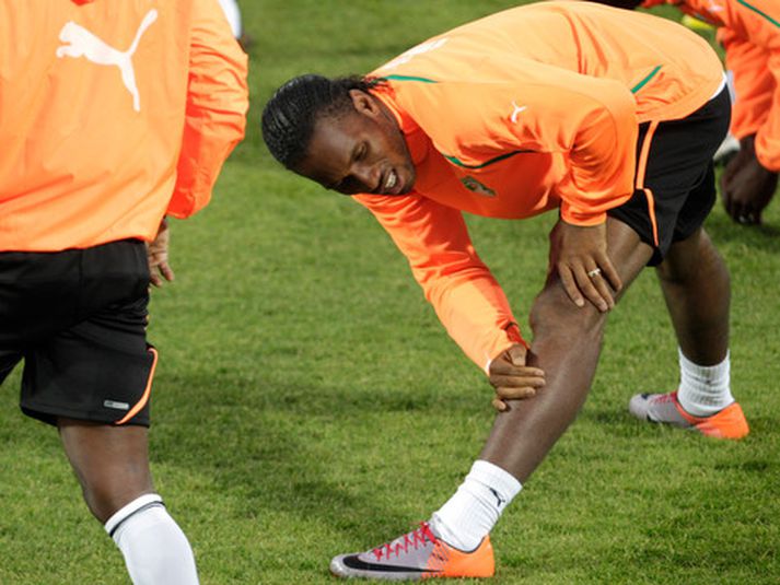 Didier Drogba á æfingu með umbúðir á hægri hendi.