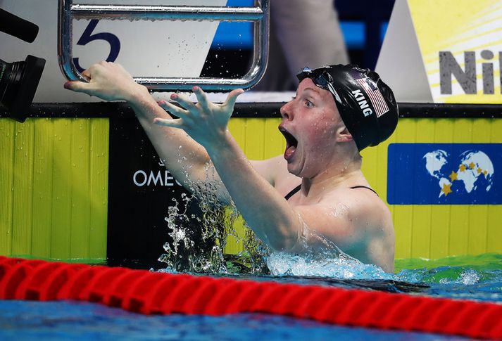 Lilly King fagnar heimsmeti sínu.