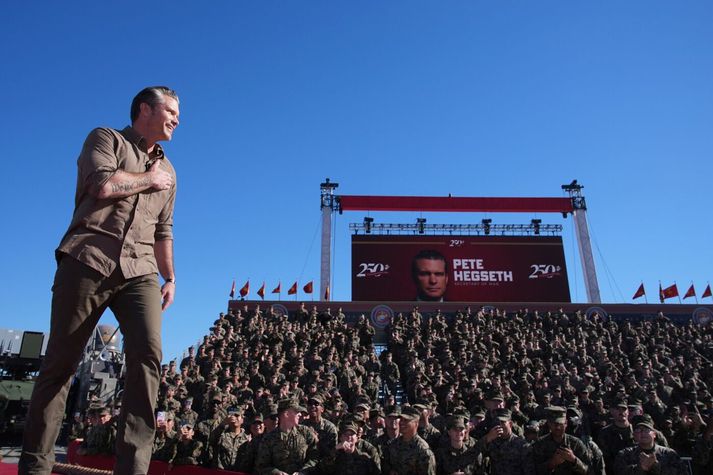 Pete Hegseth, varnarmálaráðherra á sviði fyrir framan landgönguliða.
