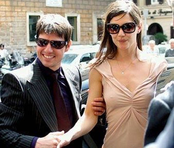 cruise og holmes Tom Cruise og Katie Holmes eignuðust dótturina Suri þann 18. apríl.