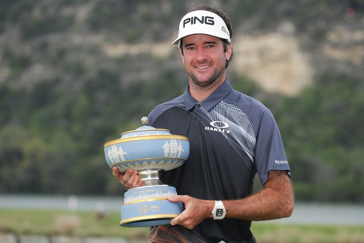 Bubba Watson með sigurlaunin.