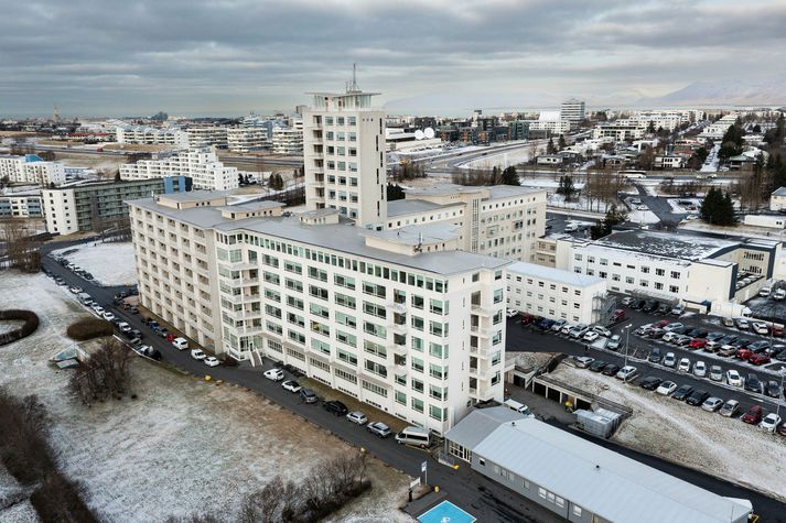 1400 greindust með Covid-19 innanlands í gær.