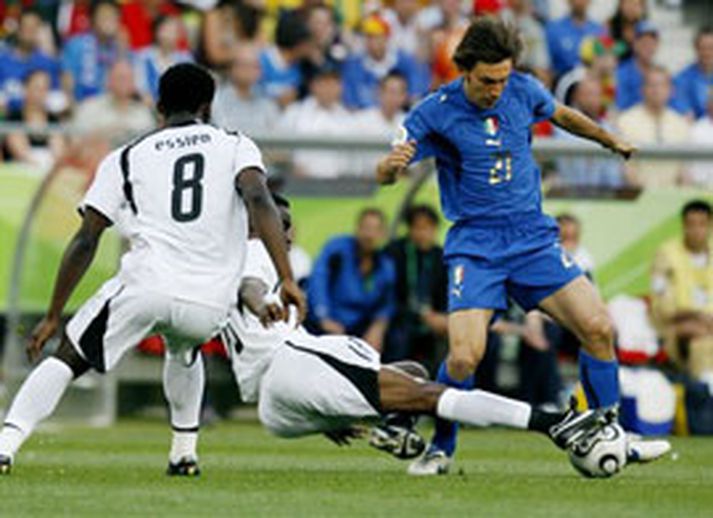 Pirlo með knöttinn í leiknum, Eric Addo rennir sér fótskriðu og Essien sækir að