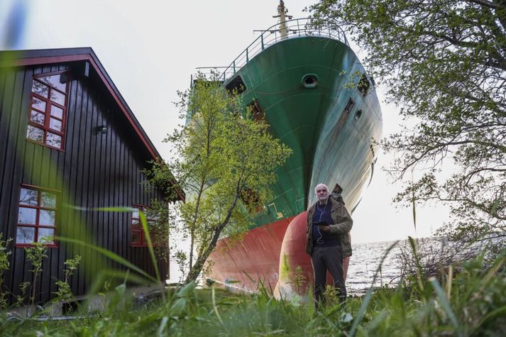 Johan Helberg svaf værum svefni á meðan flutningaskiptið NCL Salten strandaði, aðeins örfáum metrum frá húsinu hans við Þrándheimsfjörð í maí 2025.