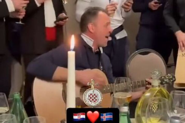 Dagur Sigurðsson skemmti sér og öðrum í króatíska hópnum í bronsgleðinni eftir sigurinn á Íslandi.