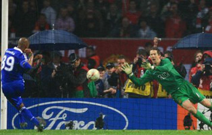 Hér má sjá Van der Sar verja frá Anelka