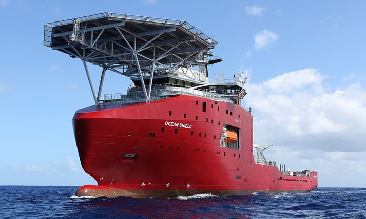 Ástralska skipið Ocean Shield dregur á eftir sér nema sem hlustar eftir hljóðmerkjum frá svarta kassanum.