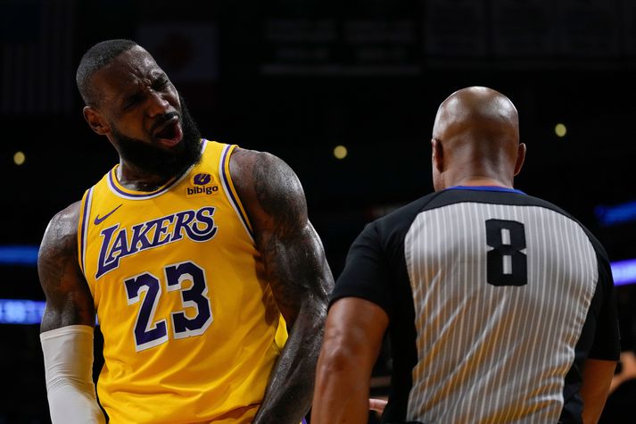 LeBron James var ekki alltaf sáttur með dómgæsluna í nótt en kannski aðallega súr yfir því að Los Angeles Lakers liðið á engin svör á móti Denver Nuggets.