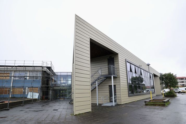 Stefnt er á að unglingadeildin verði klár í dag og skólastarf hefjist samkvæmt stundaskrá á morgun.