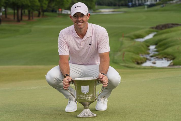 Rory McIlroy með bikarinn sem hann vann í gær.